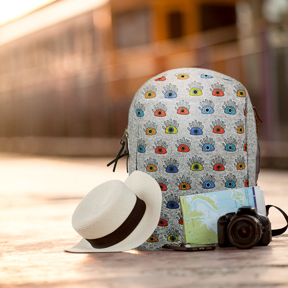 Bunter Biggdesign My Eyes on You Rucksack aus Filz mit fröhlichem Muster, ideal für Schule und Freizeit.